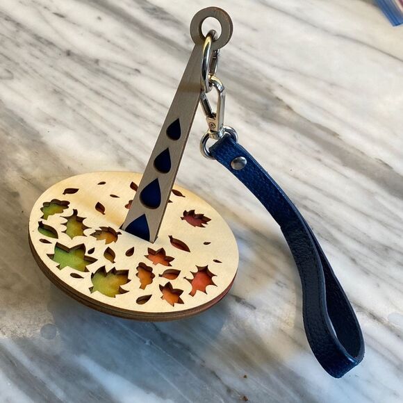 Wrist Yarn Holder: Leaves Wood Crochet Knitting Carousel Dispenser Yarn Spinner - Picture 2 of 12